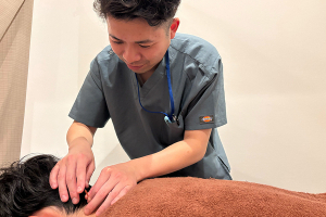 神田淡路町整骨院・鍼灸院の鍼灸の施術風景画像です。