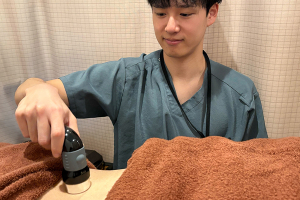 神田淡路町整骨院・鍼灸院の腰痛に対する施術風景画像です。