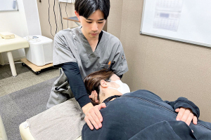 きずな接骨院　今里院の肩こりに対する施術風景画像です。