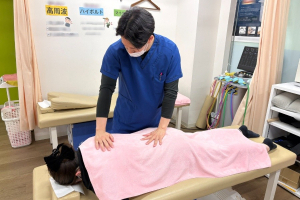 ＮＡＯＳＥＬ水巻整骨院の猫背・体の歪みに対する施術風景画像です。