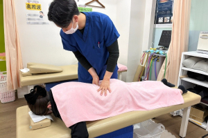 ＮＡＯＳＥＬ水巻整骨院の腰痛に対する施術風景画像です。
