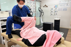 ＮＡＯＳＥＬ水巻整骨院の膝痛に対する施術風景画像です。