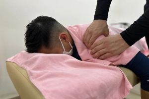 ＮＡＯＳＥＬ水巻整骨院の肩こりに対する施術風景画像です。