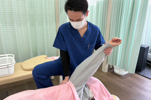 ＮＡＯＳＥＬ長浜整骨院の猫背・体の歪みに対する施術風景画像です。