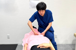 NAOSEL田崎整骨院の腰痛に対する施術風景画像です。