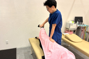 NAOSEL田崎整骨院のX脚・O脚に対する施術風景画像です。