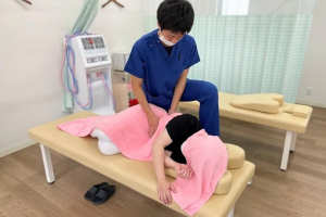 ＮＡＯＳＥＬ香椎整骨院の腰痛に対する施術風景画像です。