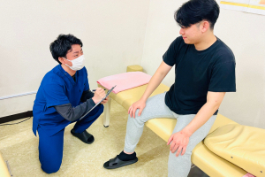 NAOSEL守恒整骨院の施術風景画像です。