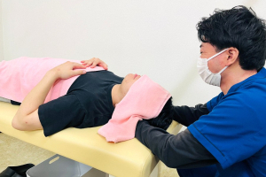NAOSEL守恒整骨院の肩こりに対する施術風景画像です。