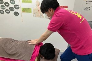 ＮＡＯＳＥＬ博多駅筑紫口整骨院の施術風景画像です。