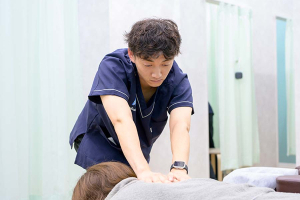 蕨かなで接骨院のあん摩マッサージの施術風景画像です。