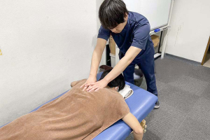 新御徒町接骨院のあん摩マッサージ指圧の施術風景画像です。