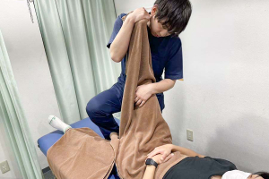新御徒町接骨院の整体の施術風景画像です。