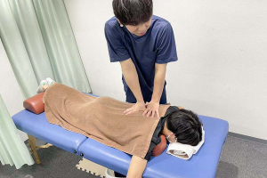 保険適用の腰痛に対する施術風景画像です。 
