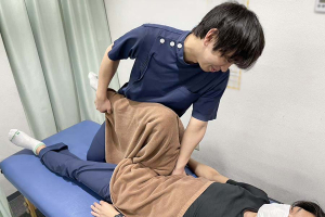 保険適用の膝痛に対する施術風景画像です。 