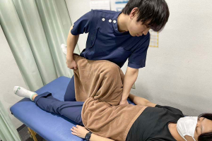 保険適用の筋肉痛・関節痛の悩みに対する施術風景画像です。