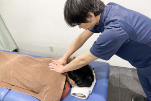 保険適用のストレートネックに対する施術風景画像です。 