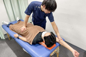 保険適用の四十肩に対する施術風景画像です。 