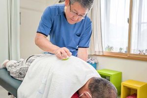 梅室整骨院の施術風景画像です。