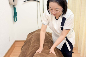 わだ整骨院の猫背・体の歪みに対する施術風景画像です。