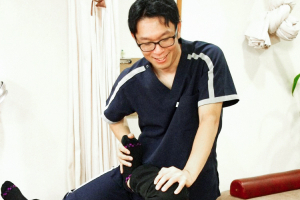 北洋堂接骨院の腰痛の施術風景画像です。