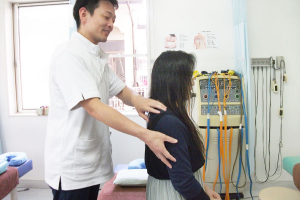 福島鍼灸接骨院 大和田院の骨盤矯正の施術風景画像です