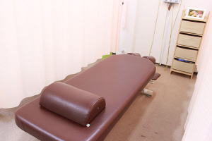 かるむ整骨院で整体施術を受ける内観画像