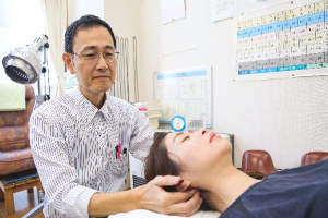 アトラス治療院うらわ養生室の整体の施術風景画像です。