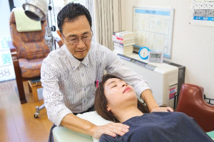 アトラス治療院うらわ養生室のあん摩マッサージ指圧の施術風景画像です。