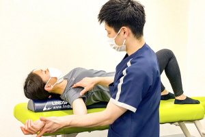 キューポラ接骨院の肩甲骨はがしの施術風景画像です。