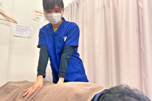 狭山東口駅前鍼灸接骨院の骨盤矯正の施術風景画像です。
