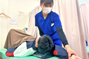 狭山東口駅前鍼灸接骨院の肩こりの施術風景画像です。