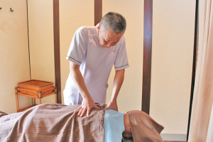 りらく園治療院のあん摩マッサージ指圧の施術風景画像です。