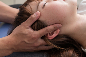 上福岡しらふじ整骨院の肩こりの施術風景画像です。