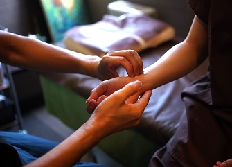 鍼灸院フォレスタ先生(代表)インタビュー施術写真02