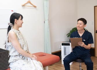 かわばた整骨院　姶良院先生(代表)インタビュー施術写真01