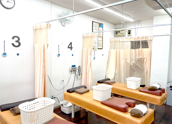 薬園台駅東口接骨院（旧：いずみ整骨院）(施術台ごとにカーテンで仕切っているのでプライバシーにも配慮。)