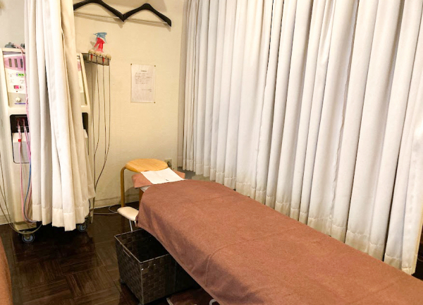 あかさか二丁目接骨院【鍼灸】(施術中はカーテンで仕切っています。)
