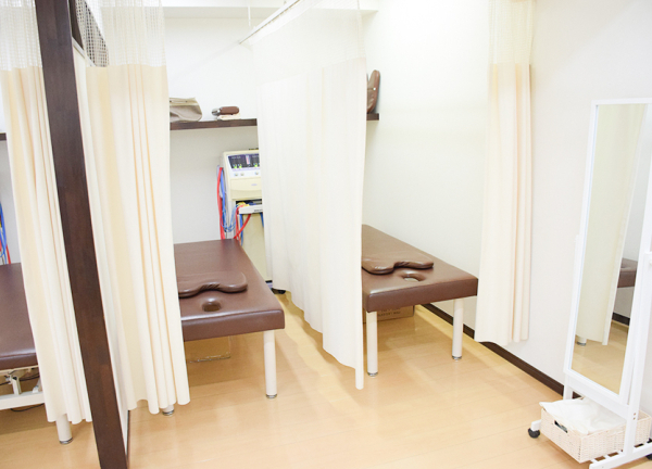 小林整骨院・はりきゅう院　三ノ輪院(カーテンで仕切って施術をおこないます。)