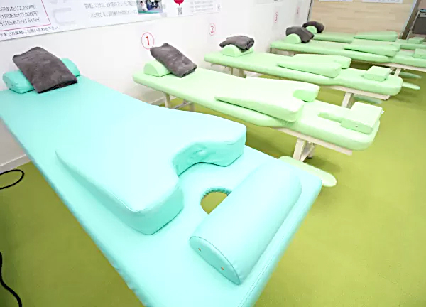 野本鍼灸院・整骨院 旗の台院(ベッドは心が落ち着くモスグリーンを起用！)