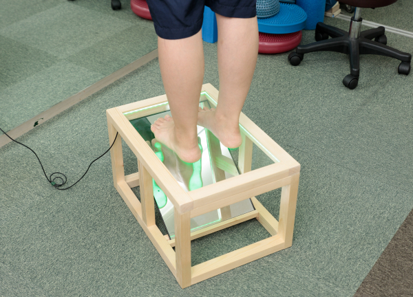 五健鍼灸整骨院　経堂本院(特殊な足裏の圧を測る装置です。)