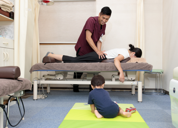 五健鍼灸整骨院　経堂本院(お子様の様子を見ながら、施術を受けていただけます。)