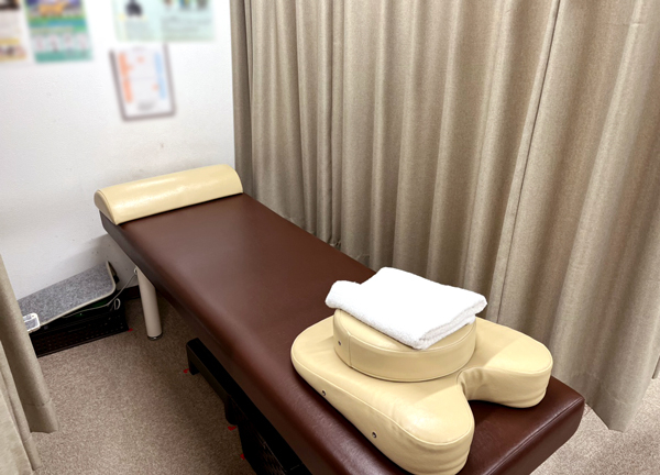 千歳烏山駅前鍼灸院・整骨院(施術中はカーテンで仕切っております。)