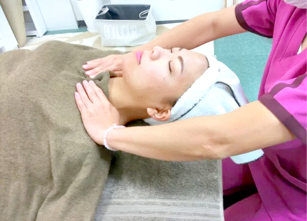 山中はりきゅう接骨院【マッサージ】(デコルテの施術)