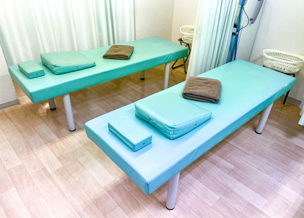 目に優しい色合いの施術ベッドです。