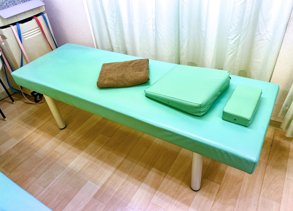 施術中はカーテンで仕切っております。