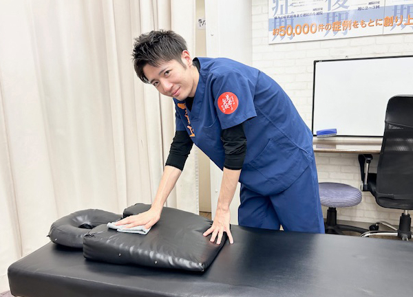 花小金井駅前整骨院(お客様がご不安なく施術を受けられるように、施術ベッドは常に清潔な状態を心掛けています。)