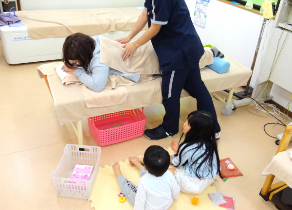 レモン接骨院【鍼灸】(ベッド横にお子様が遊べるスペースをご用意いたします。)