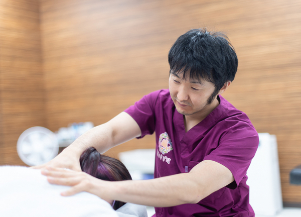 成瀬きずな鍼灸接骨院(筋肉をほぐして血行促進を行います。)