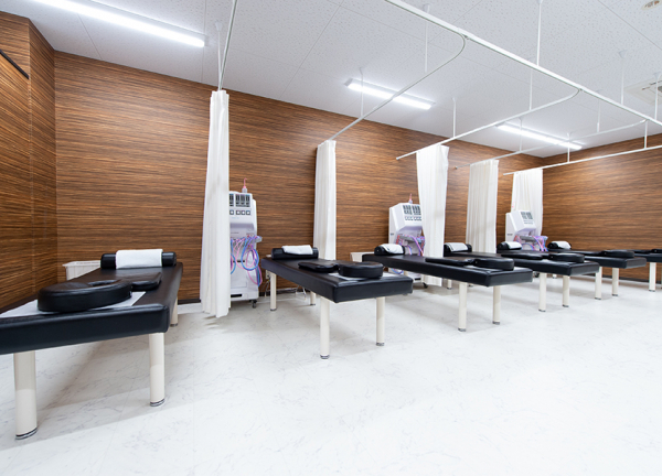 成瀬きずな鍼灸接骨院(広々とした施術室です。)